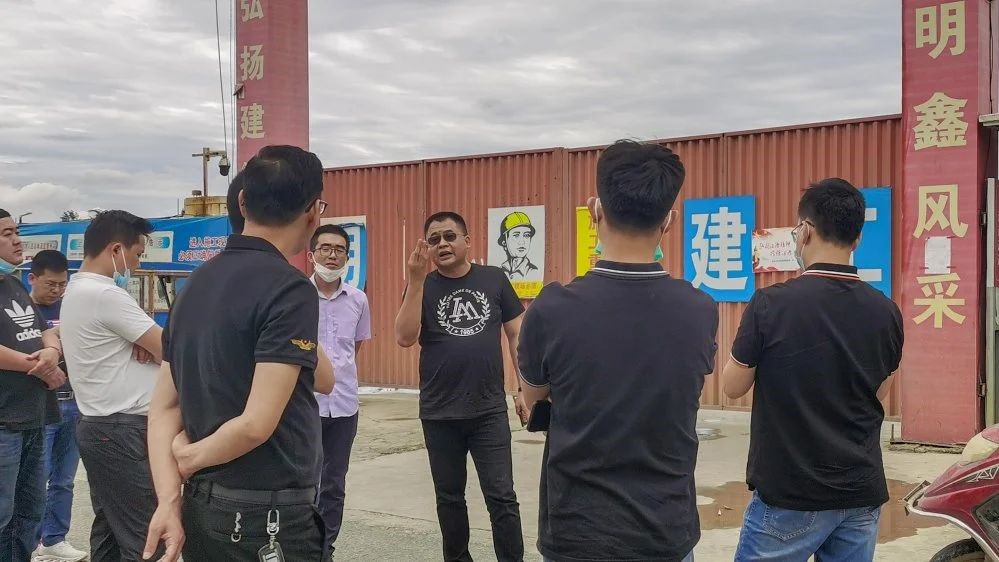 黃總與考察組進行現場技術交流